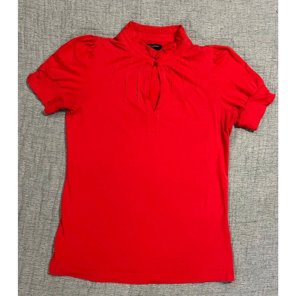 Banana republic top
Adorable button detail